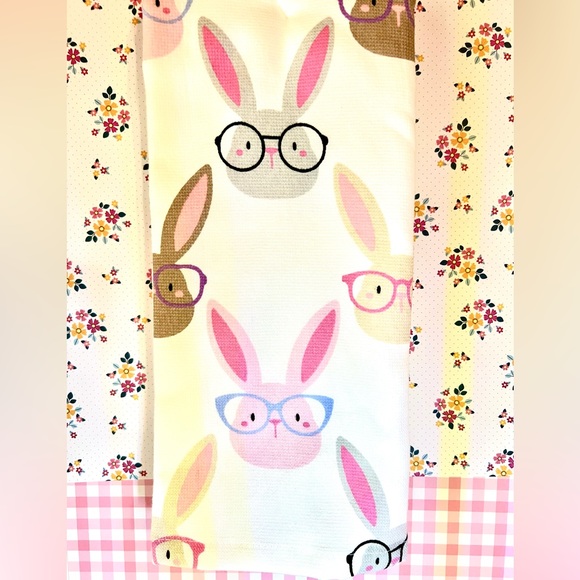Set of 2 Easter Bunnies in Eyeglasses Kitchen Towels Springtime Smart Bunny - Picture 3 of 6